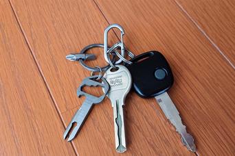 NITEIZEの「Gカラビナー」なら、付け外しのときにキーが外れてしまう心配がなくなりそう!