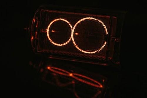 爆レア★ウクライナ製 真空管 置時計 超正確に時を刻みます♪ 真空管通電の灯りで時刻を表示する、ウクライナ発のレトロ