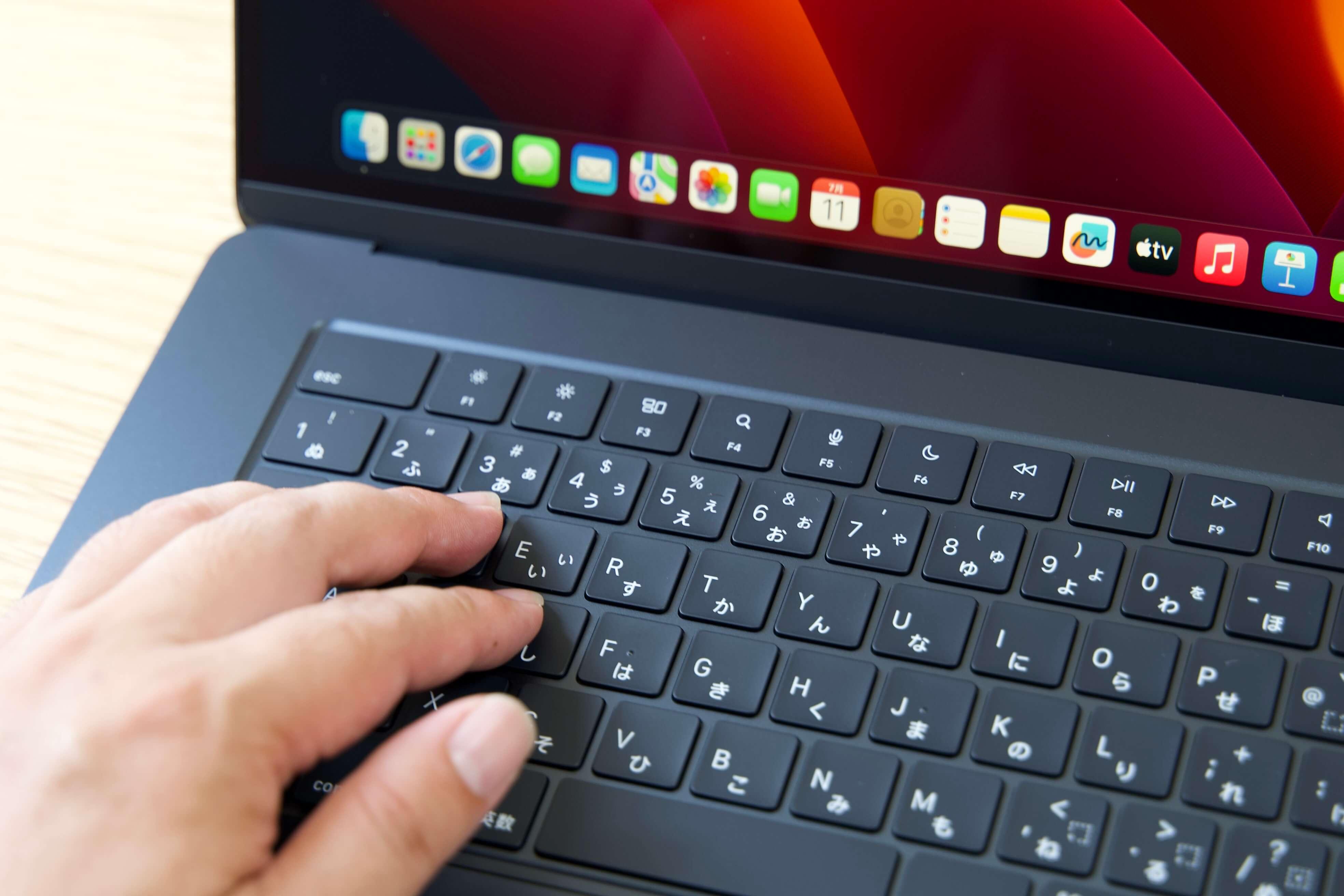 新型M2 MacBook Airはスケッチブック。持ち運びにストレスがない最大