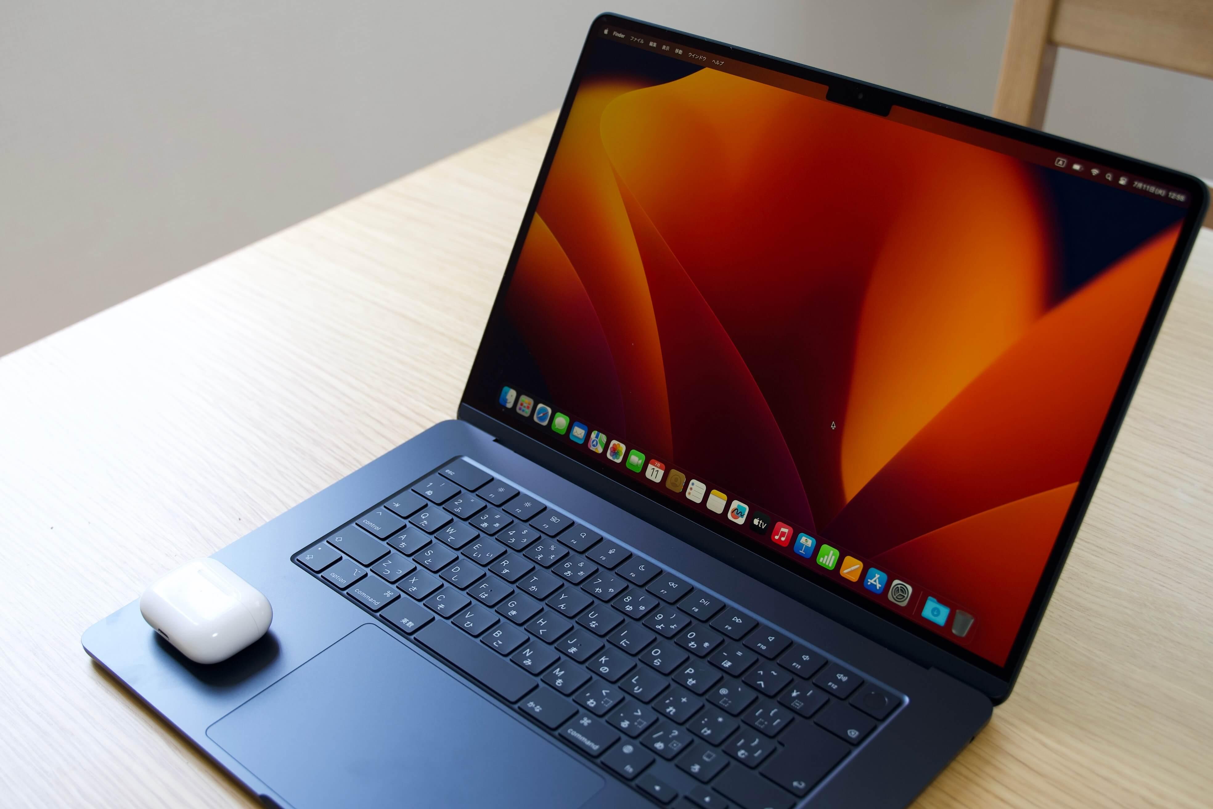 新型M2 MacBook Airはスケッチブック。持ち運びにストレスがない
