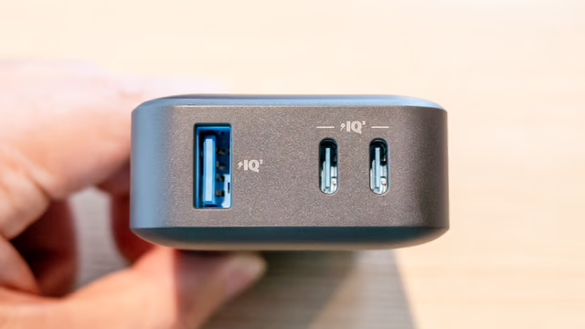 Ankerの新製品、液晶ディスプレイ搭載のモバイルバッテリーを使って