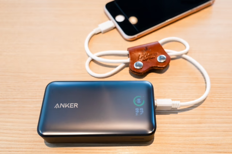 モバイルバッテリー LCD ディスプレイ機能搭載 高級感溢れるデザイン Ankerの新製品、液晶ディスプレイ搭載のモバイルバッテリーを