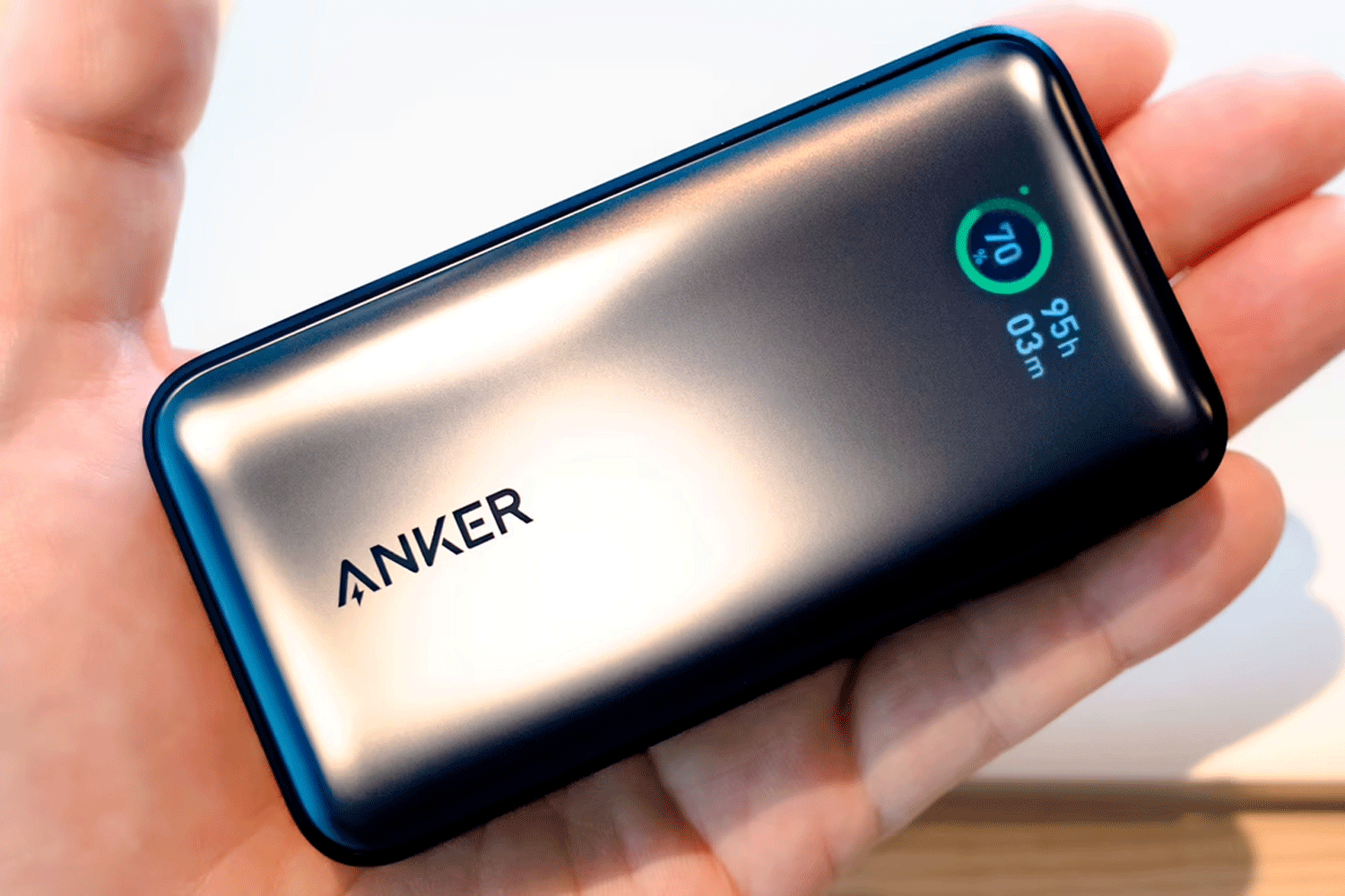 Ankerの新製品、液晶ディスプレイ搭載のモバイルバッテリーを使って