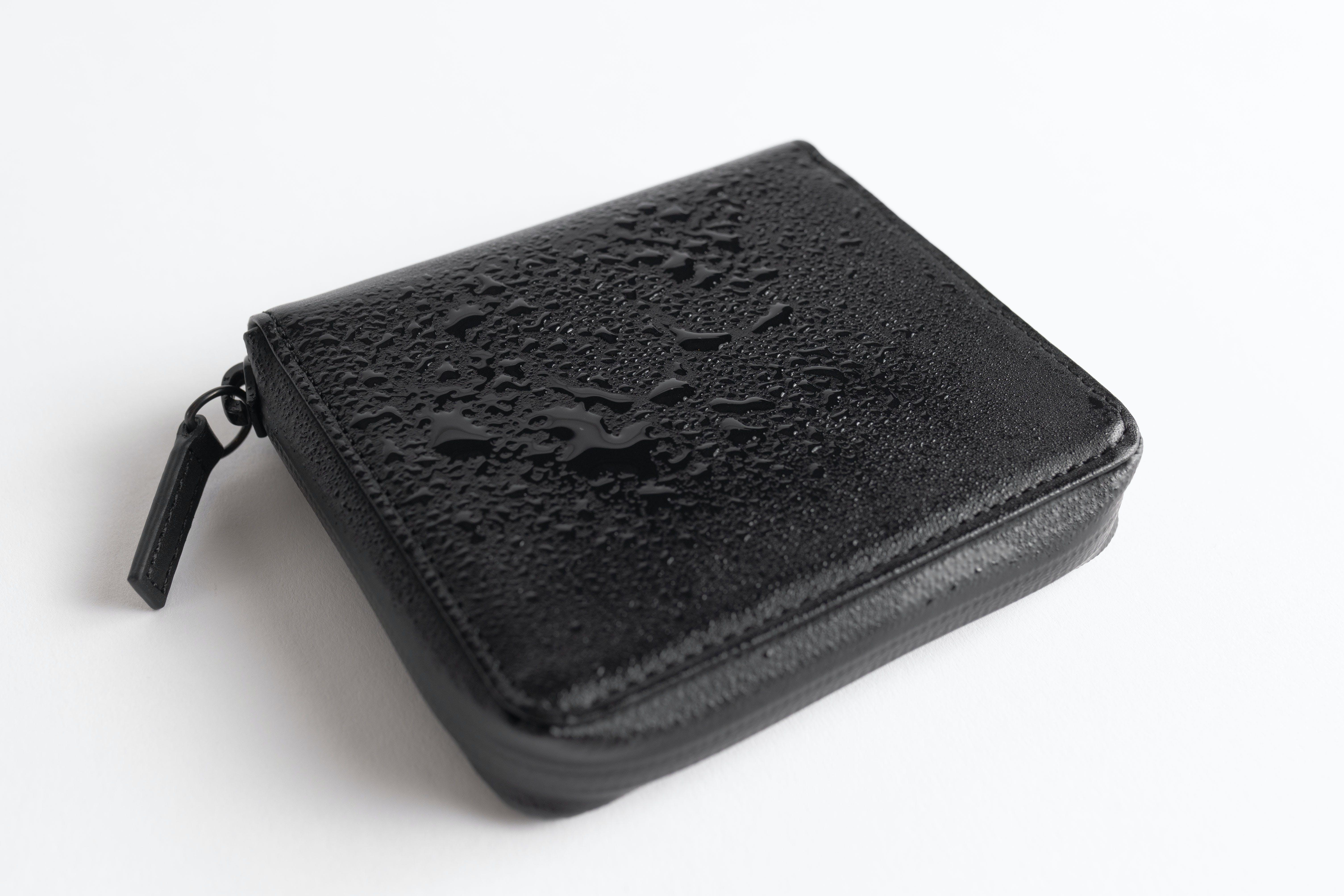 汚れ知らずの革財布。実用性を極めた「撥水ミニマルウォレット