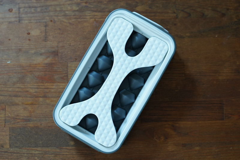 ダイヤ型の氷でドリンクに映えを。持ち運びも可能な製氷機「ICE BOTTLE