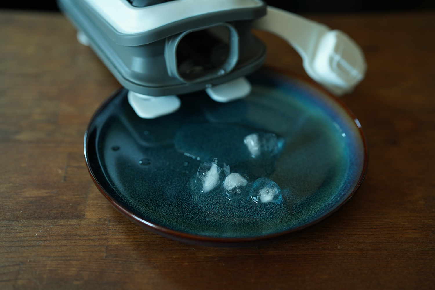 ダイヤ型の氷でドリンクに映えを。持ち運びも可能な製氷機「ICE BOTTLE