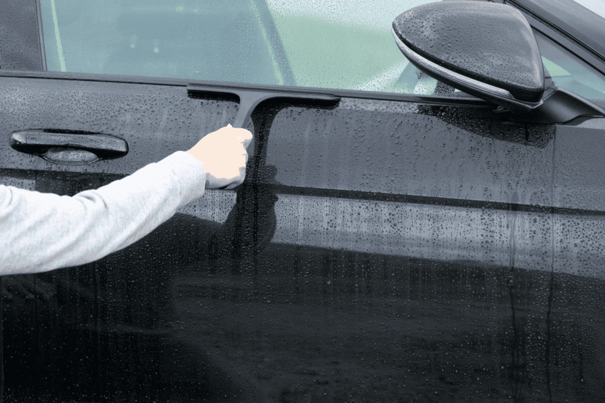 スパッと水が切れて気持ちいい！ 室内掃除にも使える快適洗車グッズ「カースイーパー」が登場