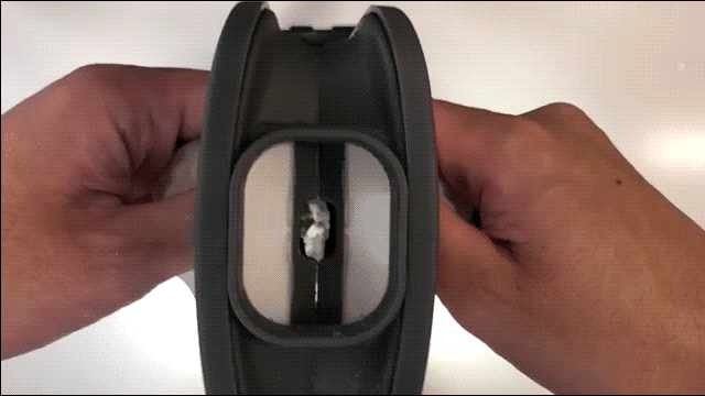 ホームパーティーや晩酌にも便利かも。ダイヤ型の氷が作れるポータブル製氷機「ICE BOTTLE」