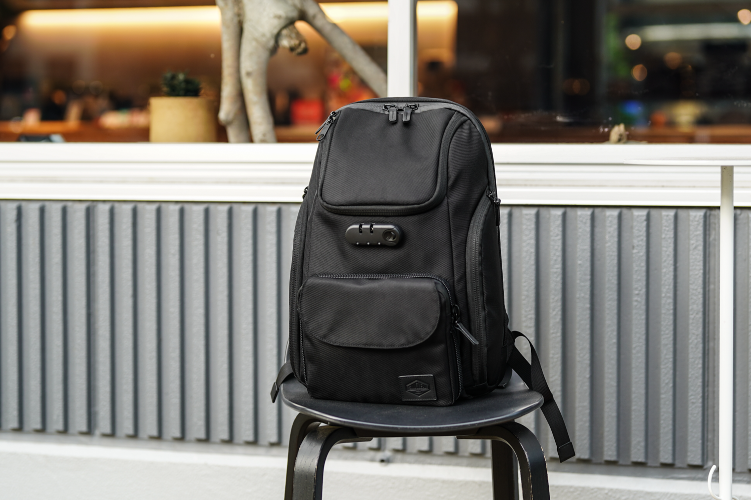 背負いを徹底追求！ ポケットが分離してサコッシュになる機能も