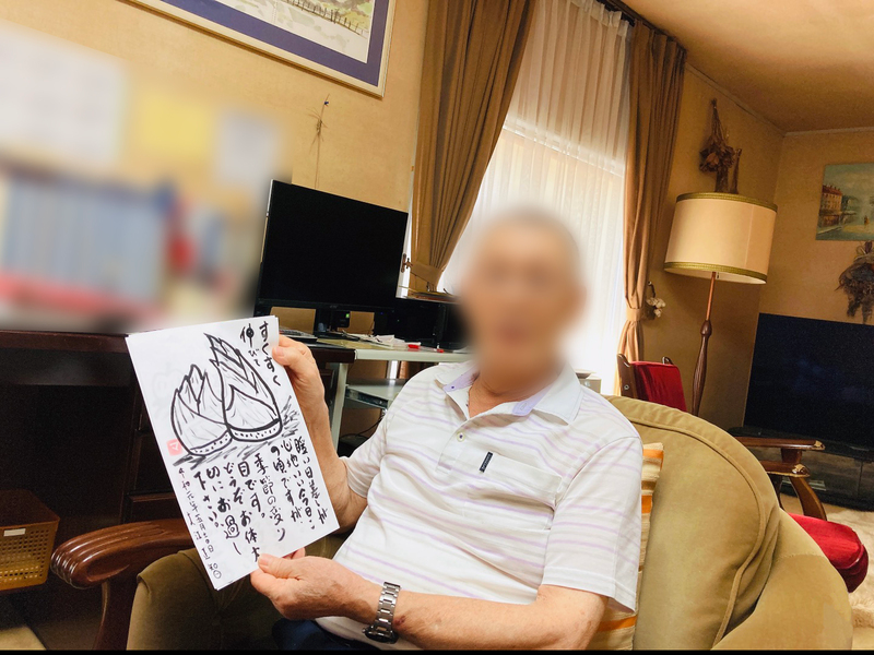 お客様に絵手紙をお渡しした一場面