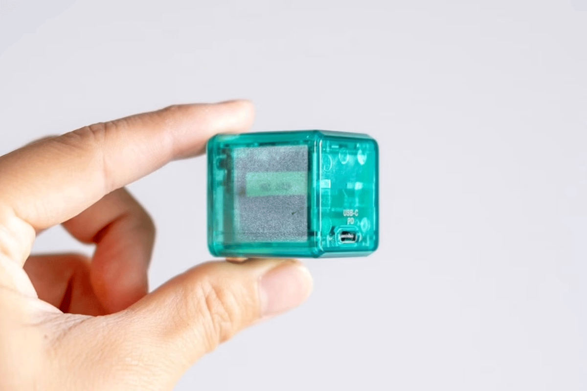 ファミマ限定のクリアカラー充電器」は機能性も見た目も大満足の