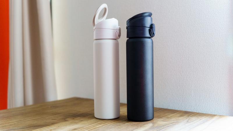 カラーはホワイトとブラックの2色展開。容量は700ml