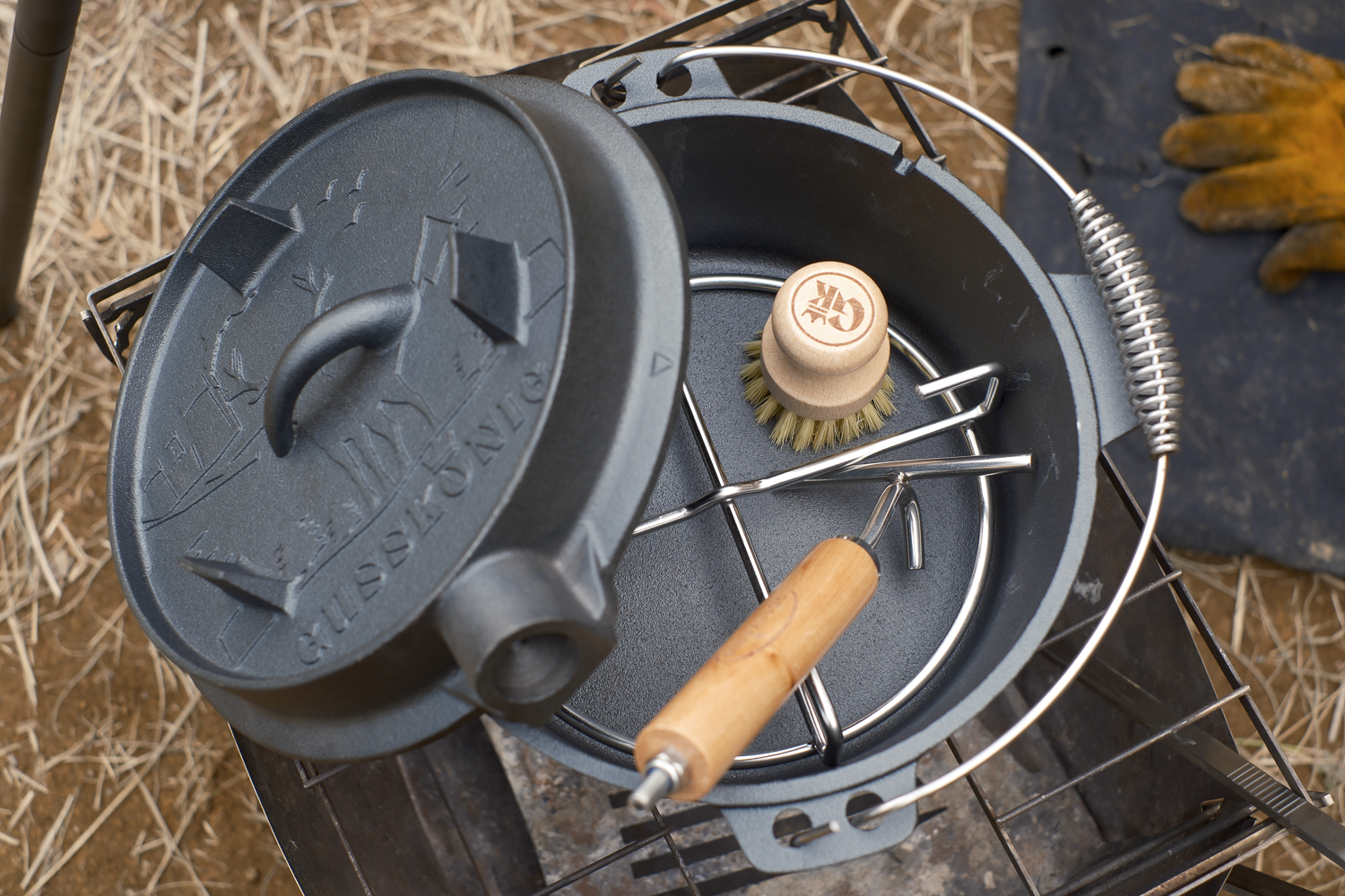 鍋もスキレットもこれ1台で。重厚な見た目もキャンプに映える2in1