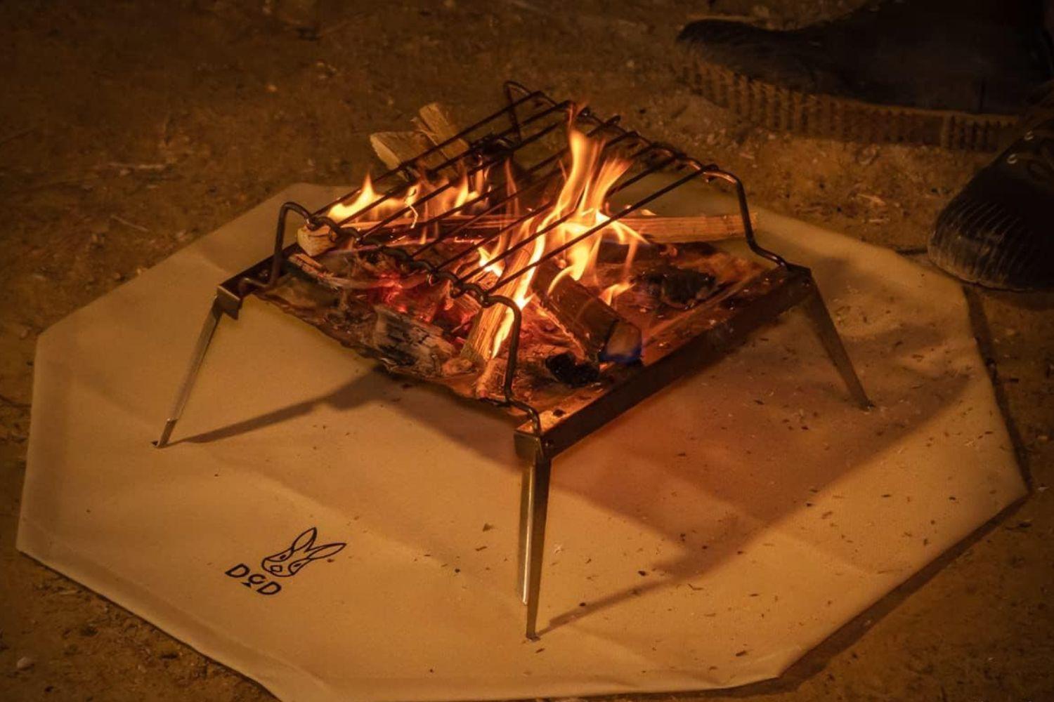 焚き火台の下にサッと敷くだけ。延焼を防いでくれるDODの耐火シート