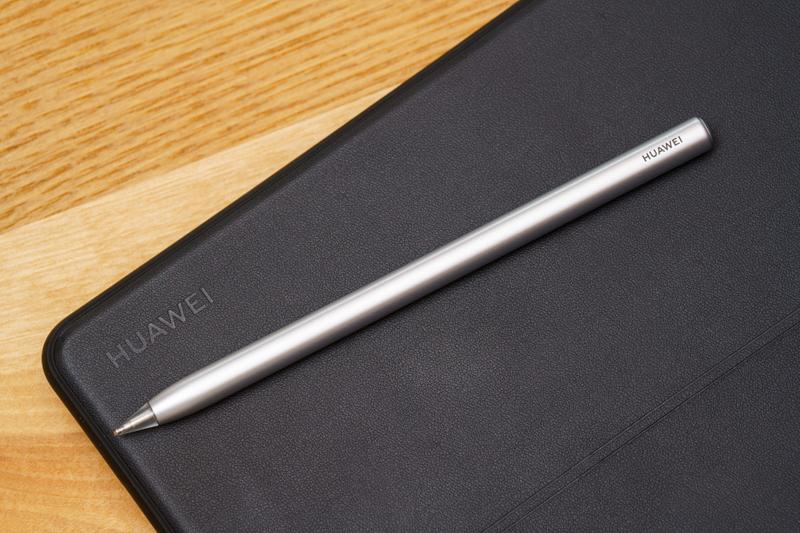 キーボードは折りたたむとタブレットの両面を傷やこすれから保護するケースとして使える。