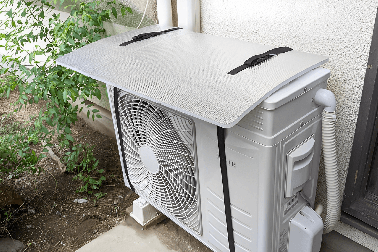 酷暑からエアコンを守りたい。炎天下の室外機に「日除けパネル」を試し