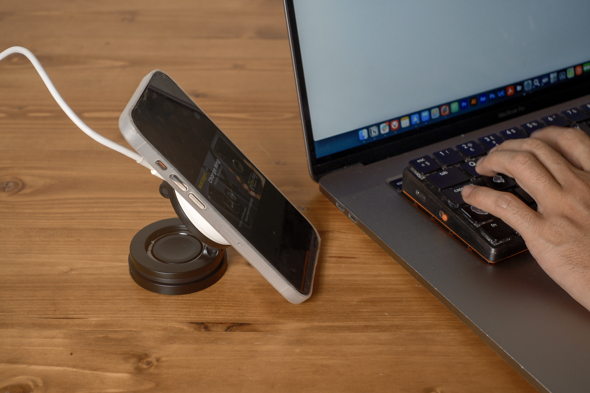 Apple Watch愛用者は必見！ スマホと同時充電できるスマホリング内蔵 