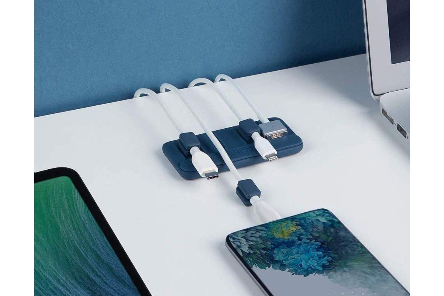 Ankerのマグネット式ケーブルホルダーなら、ラクしてデスク周りが