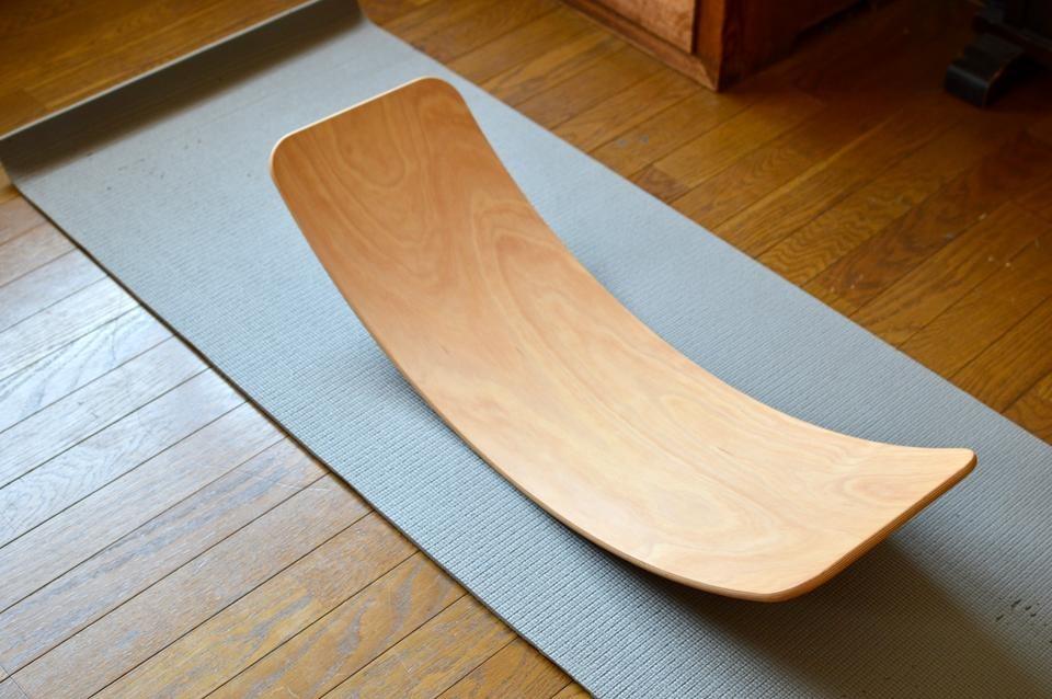 部屋に出しっぱなしでもダサくない。木目調のバランスボードは運動