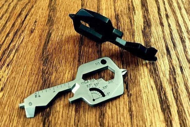財布に収まる。日常から緊急時まで対応の20in1マルチツールが登場