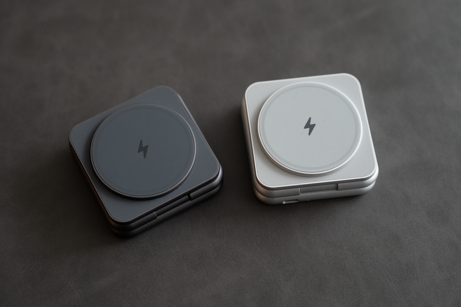 Apple三種の神器をまとめて充電！ 折りたたんでポケットにも入る3in1