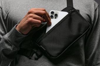 ピタリとフィットして携帯性バツグン。コンパクトさを極めたスリングバッグ「AUX Sling」