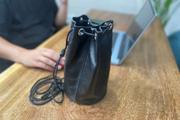 必需品が整然とまとまる。撥水本革でつくった巾着バッグ