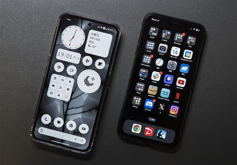 左：Nothing Phone（2）　右：iPhone