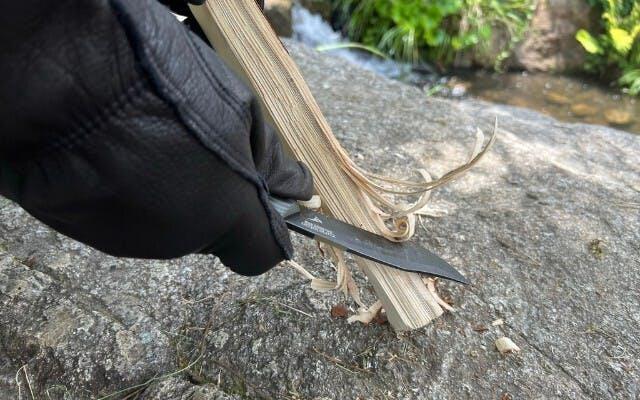 薪割りから調理までこれ1本。タフで多機能なアウトドアナイフ