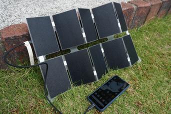 手軽に持ち運べるタフネス仕様。いつでもどこでも充電できるソーラーパネル「Bleaf」