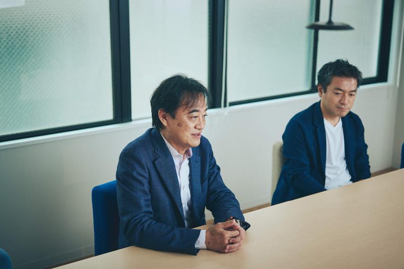左:白坂成功さん/右:新井元行さん