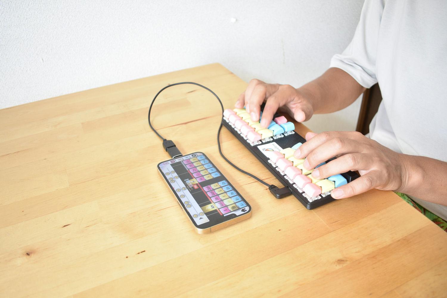 ピアノ習得をショートカット。新感覚の楽器デバイスは大人の学び直しに