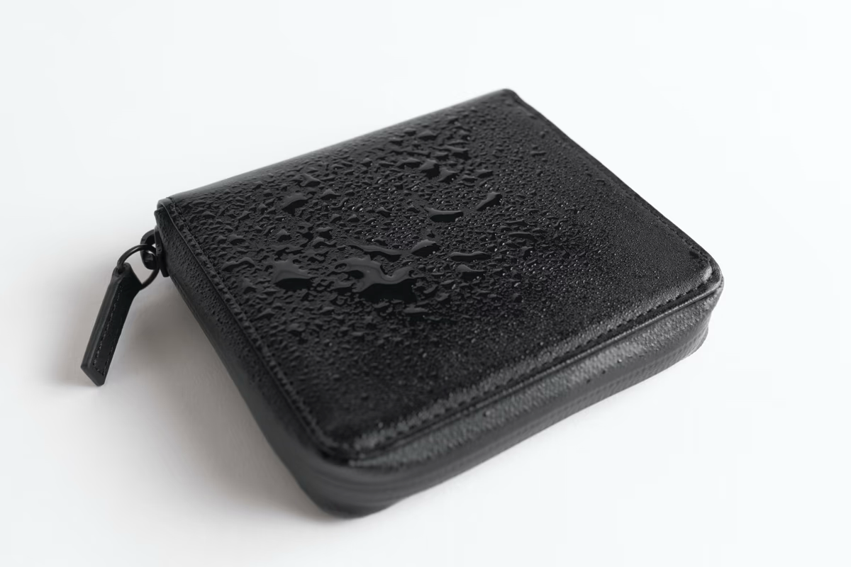 汚れ知らずの革財布。実用性を極めた「撥水ミニマルウォレット