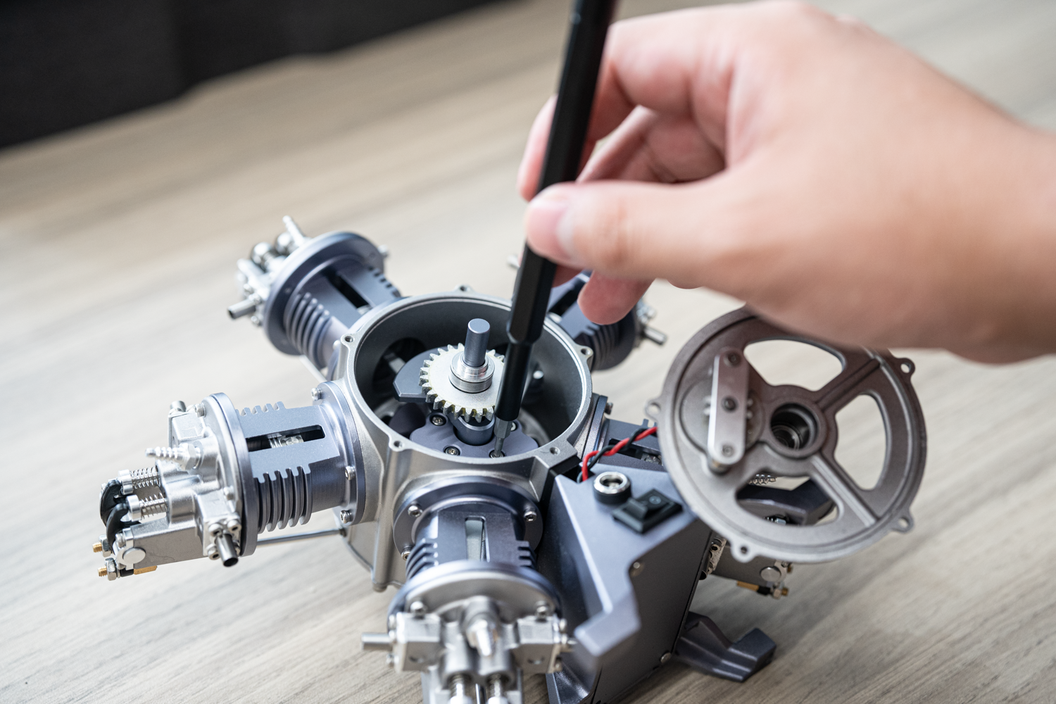 リアルな動きを楽しもう！ 飛行機エンジンの仕組みも理解できる「星型