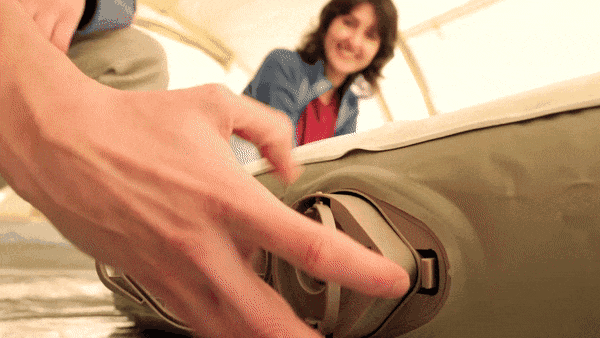 ボタンひとつでふかふかダブルベッドを実現！ アウトドアにも便利な