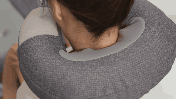 旅行や出張からデスクワークにも！ 温熱とマッサージ機能も備えた快適