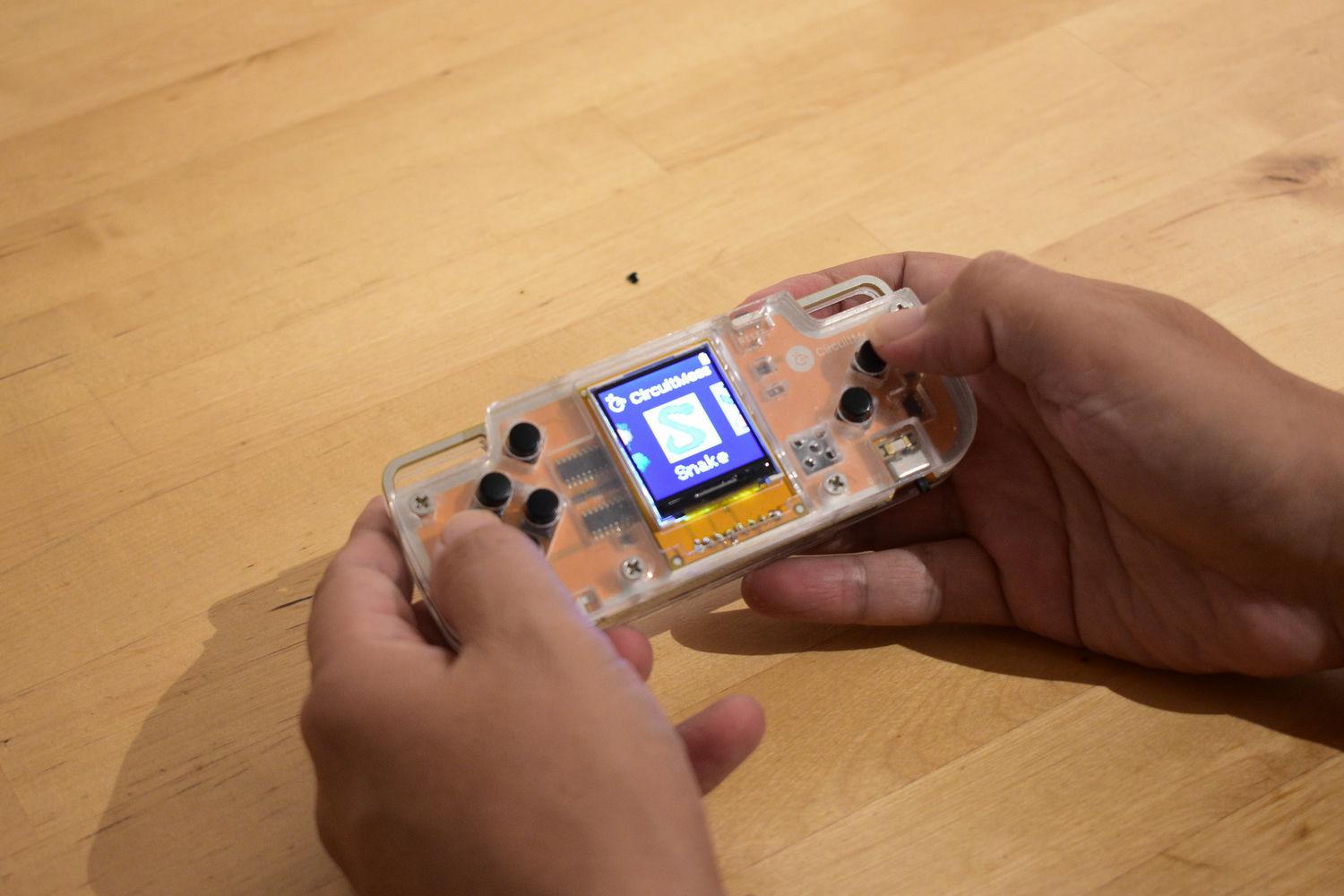 電子工作とプログラミングが学べる。携帯型ゲーム機「Nibble」で遊んで