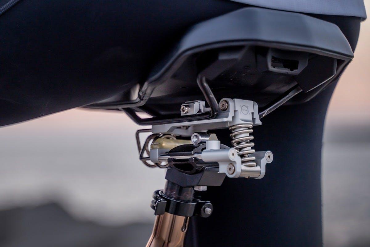 スポーツ自転車の固いサドルに伝わる衝撃を360°全方向に吸収してくれる