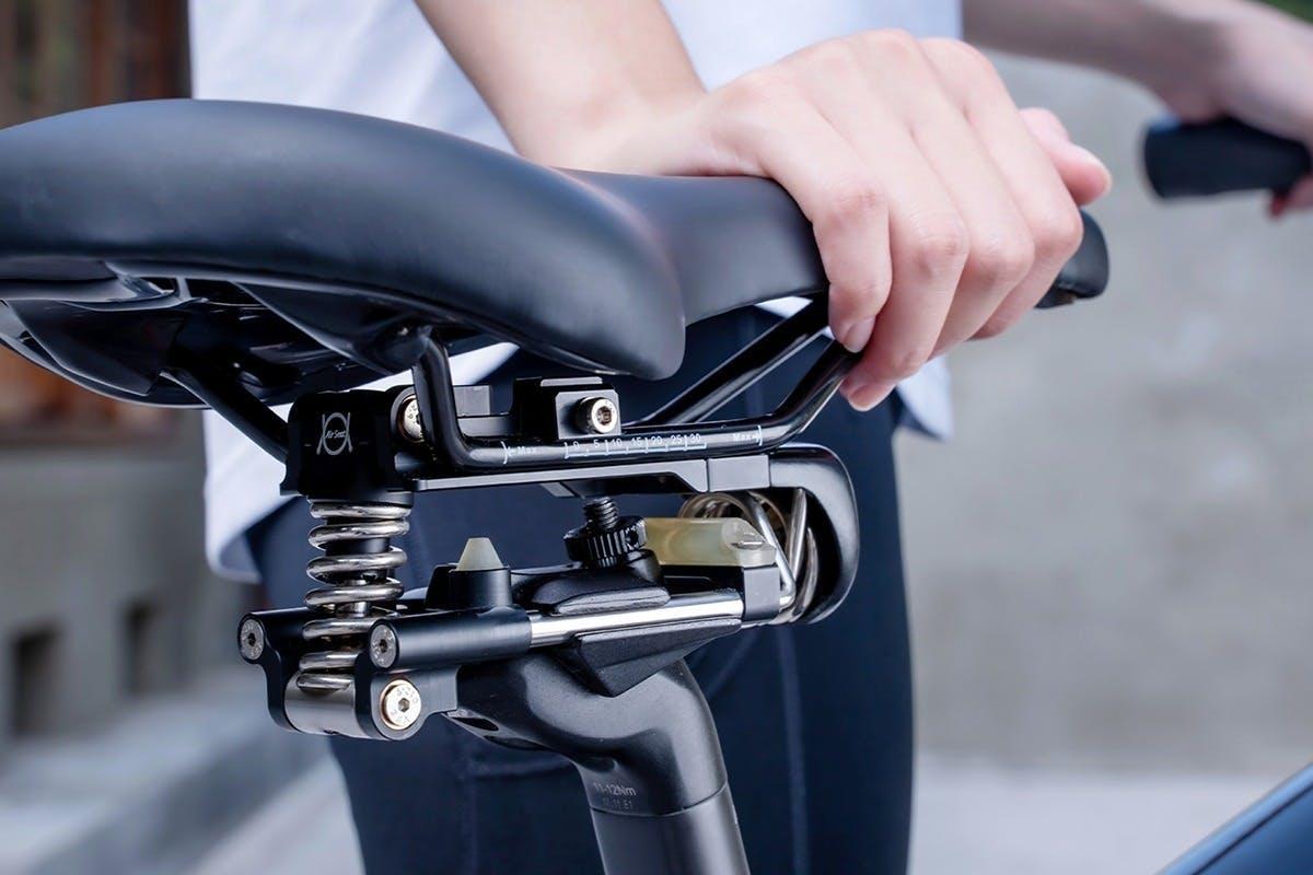 スポーツ自転車の固いサドルに伝わる衝撃を360°全方向に吸収してくれる