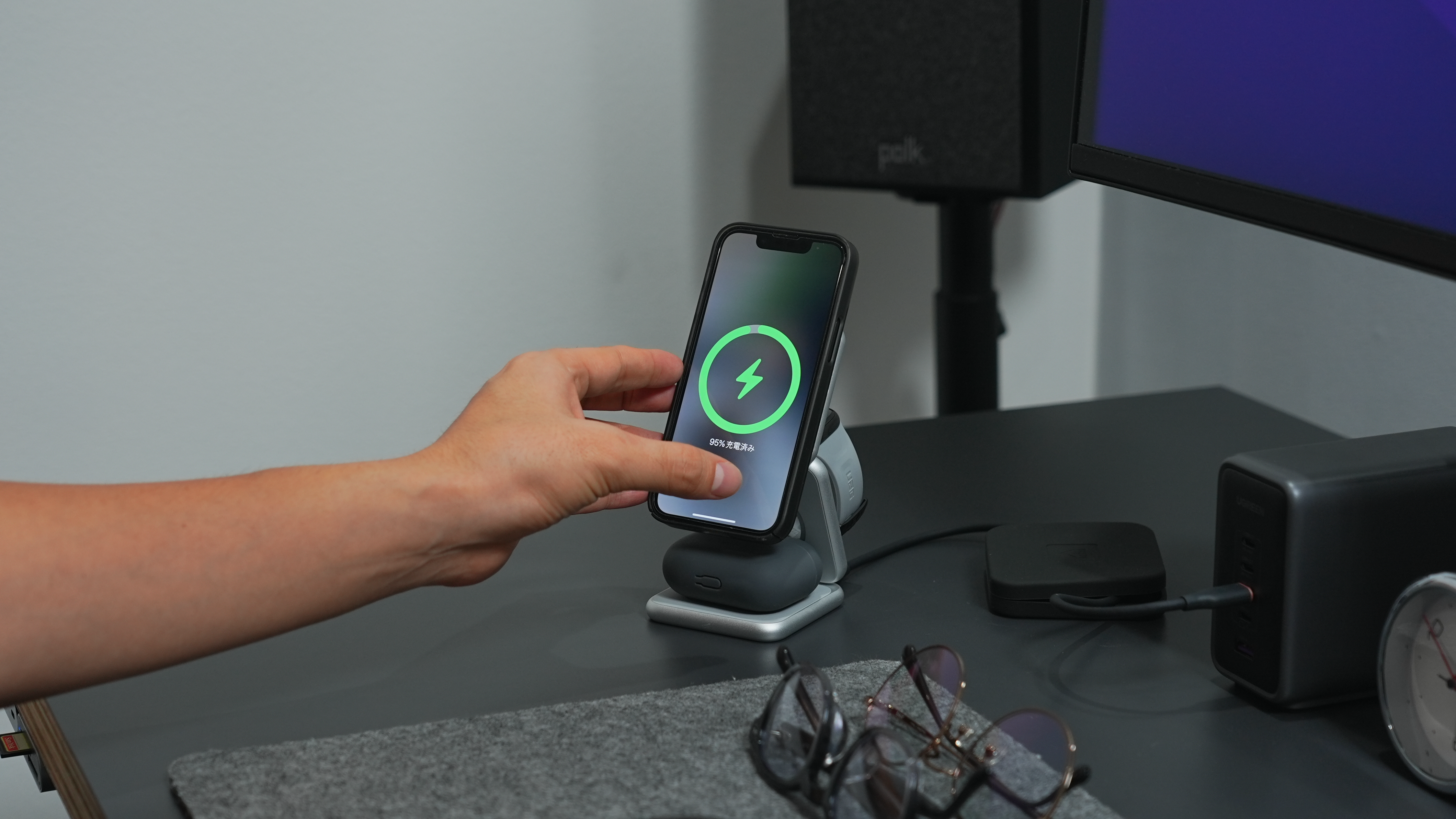 片手に収まる、折り畳みのApple製品3in1ワイヤレス充電器。スマホ