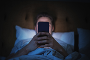 中毒性が高い、寝る前のスマホ時間…。スクリーンタイムを減らすためのコツと設定方法