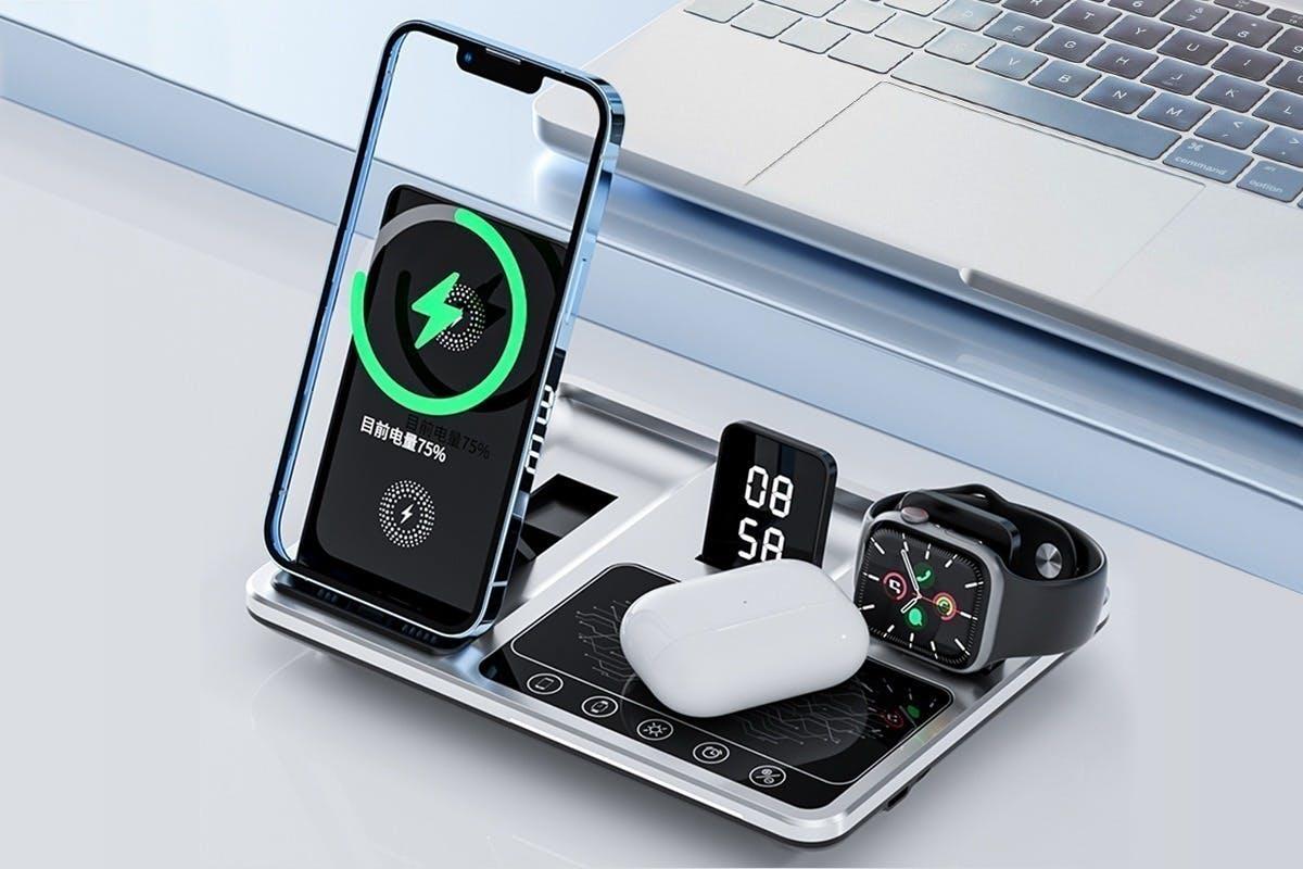増えるデバイスの充電をスマート！ 自動でリフトするギミックも