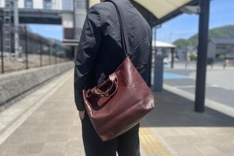 デッドストック革の解消を目指すプロジェクトに新作登場。A4サイズも収納可能な「軽ふわショルダーバッグ」