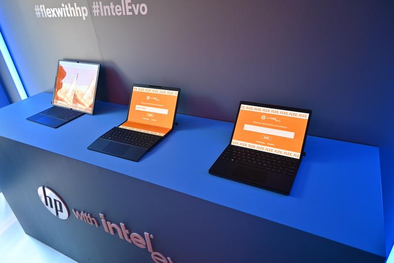 SXSW Sydney 2023会場で。大画面で映画を見たり、タブレットとして抱えたり。HP Spectre Foldable 17は利用時の自由度の高さが魅力。