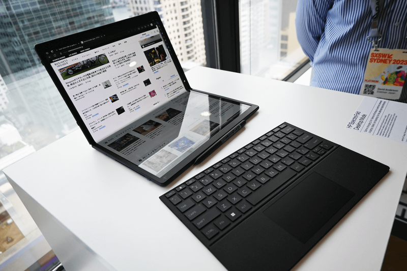 HP Spectre Foldable 17の利用シーン例。キーボードのレイアウトも自在。
