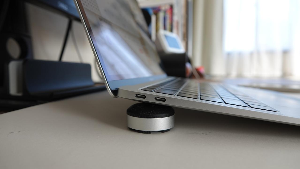 たった3cm浮かせるだけで作業効率UP！ 持ち運びにも便利なmujinaの｢PC