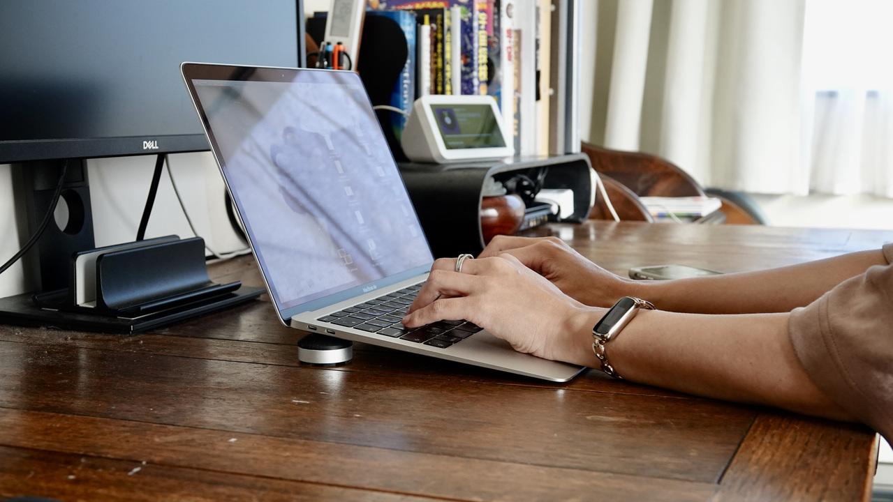 たった3cm浮かせるだけで作業効率UP！ 持ち運びにも便利なmujinaの｢PC