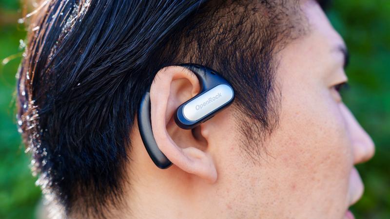 「イヤーフック」タイプで締めつけずにしっかりフィット