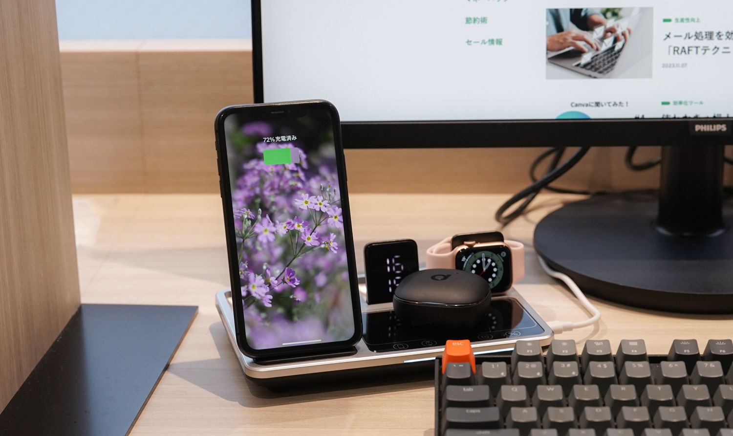 ケーブル1本でガジェットたちの充電もスッキリと! 電動スタンドアップ ケーブル1本でガジェットたちの充電もスッキリと! 電動スタンドアップ