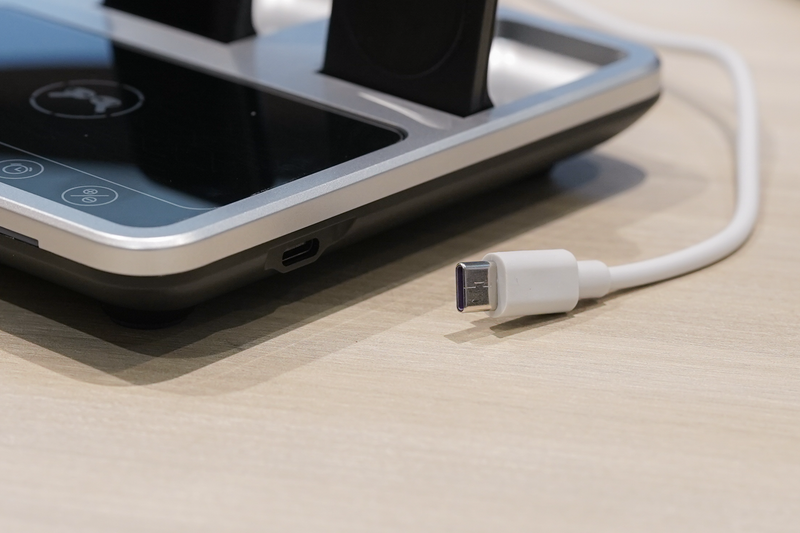 ケーブル1本でガジェットたちの充電もスッキリと！ 電動スタンドアップ